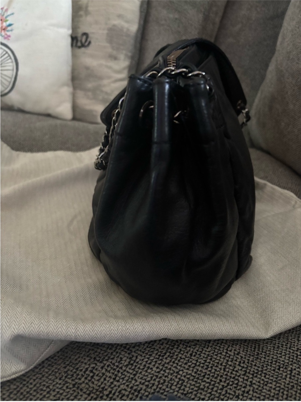 Chanel Lambskin skin with embossed lettering - Picture 10 of 11